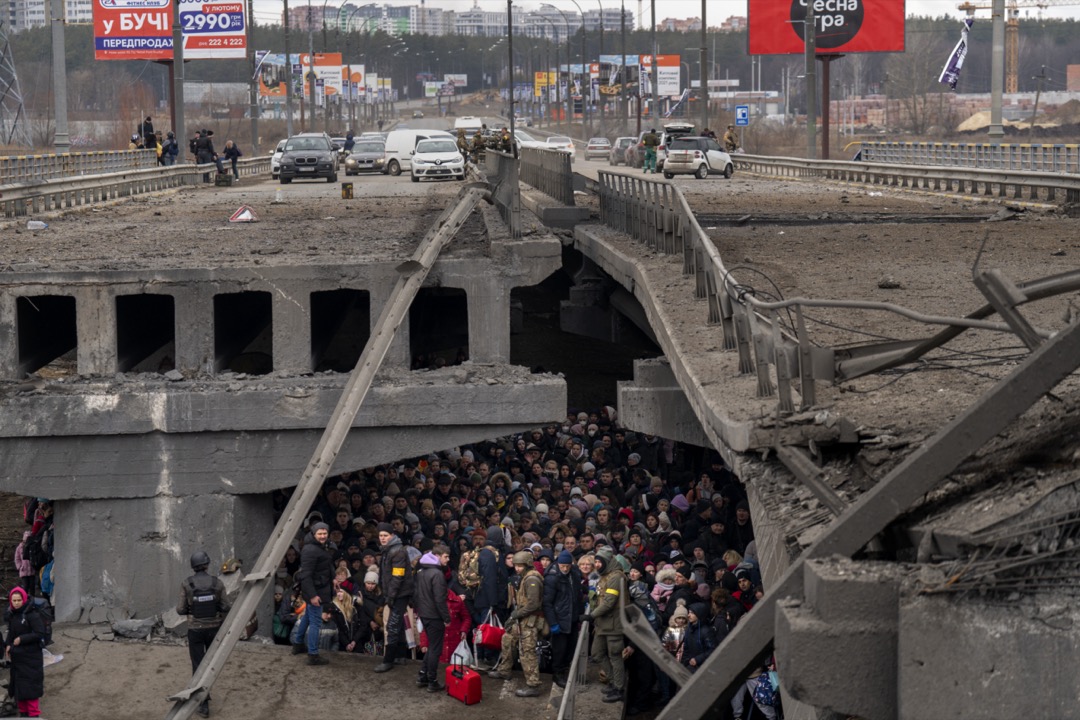 2022年3月5日，乌克兰首都基辅近郊，大批等候走难的当地居民在一座塌桥下躲避。