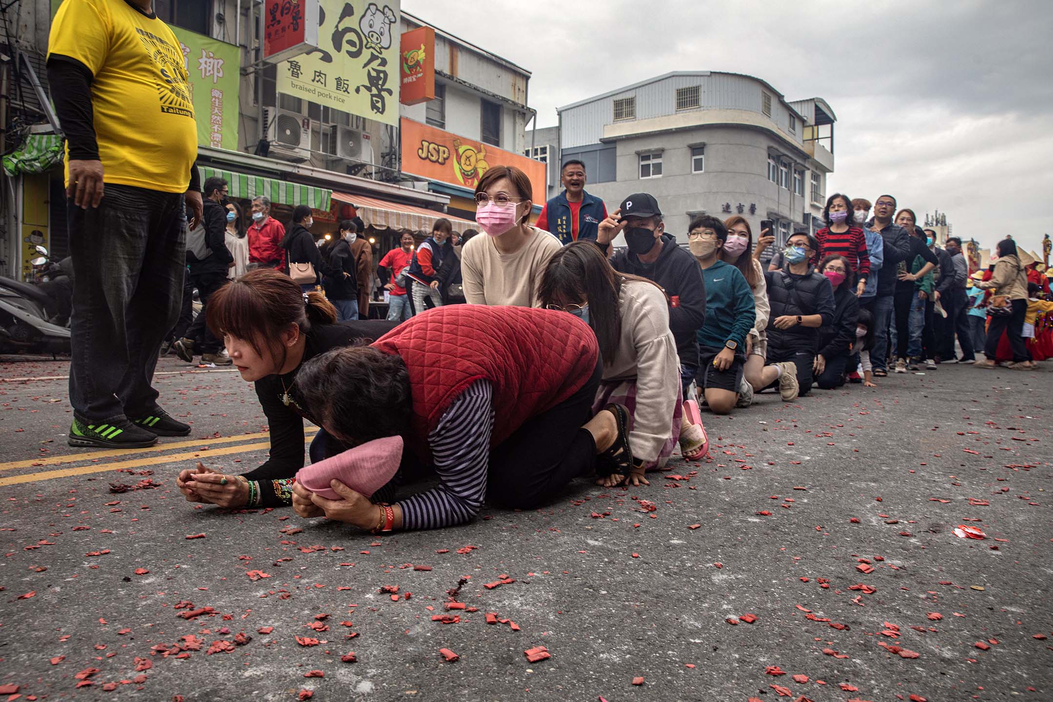 2023年2月5日，台东元宵炸寒单遶境，民众跪下拜祭神明。