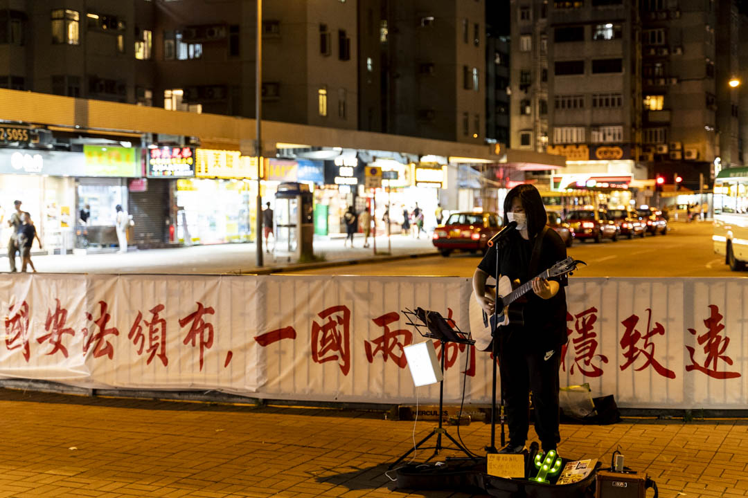 2020年6月30日，香港大围火车站附近有一幅关于国安法实施的横额。