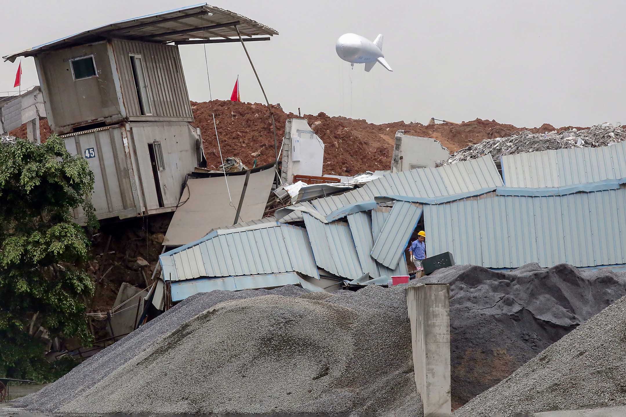 2015年12月22日，广东省深圳市的一个工业园区后，一艘浮空器出现在废墟上。