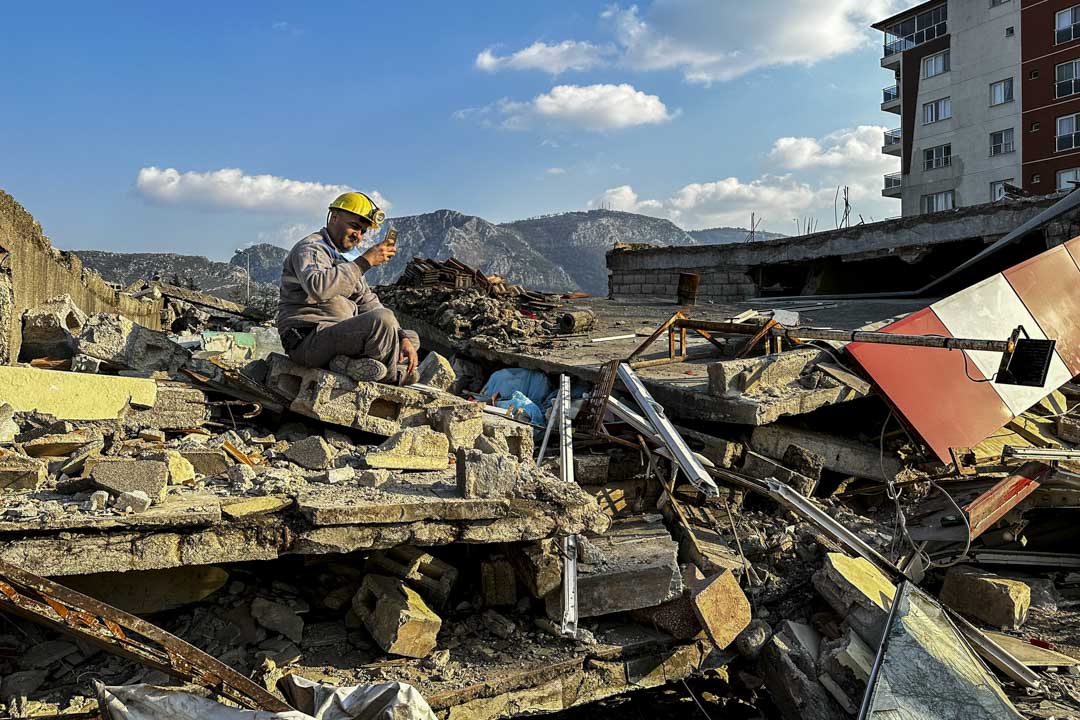 土耳其地震重灾区哈泰，一名搜救人员昨在瓦砾上休息，该区约八、九成房屋倒塌或严重损毁。