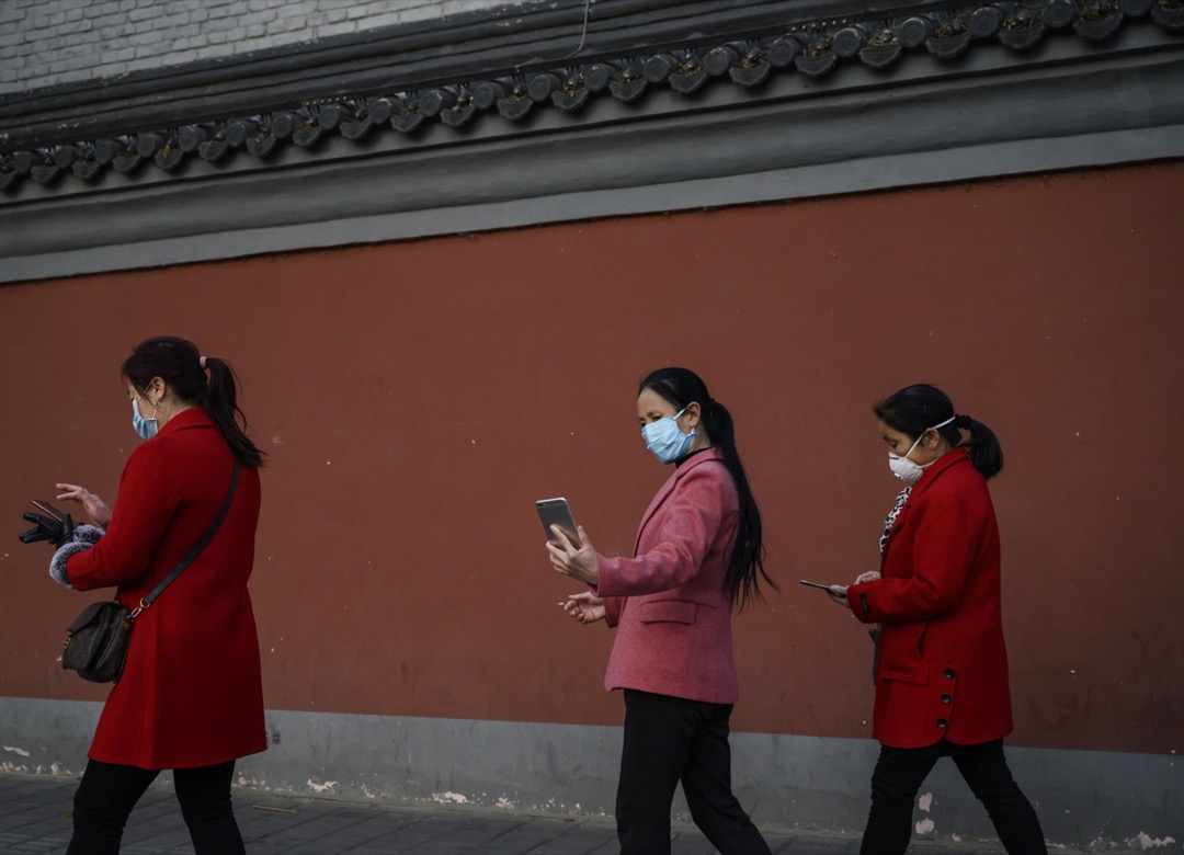 2020年4月22日，中国北京，数名女子在行人路上用电话。