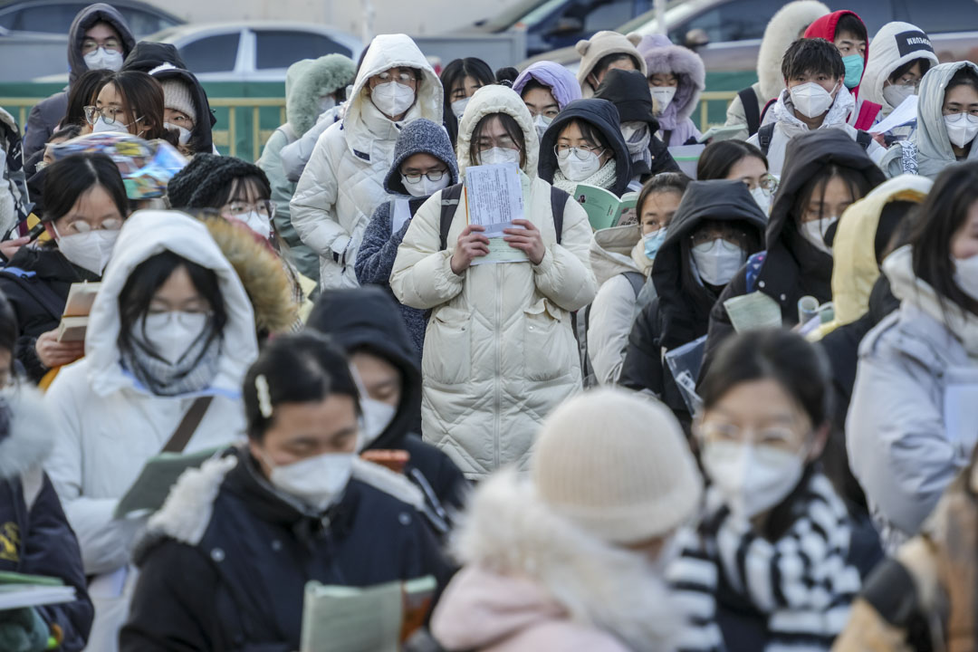 2022年12月24日，2023年全国研究生入学考试考生在中国山东省济南市排队进入考点。