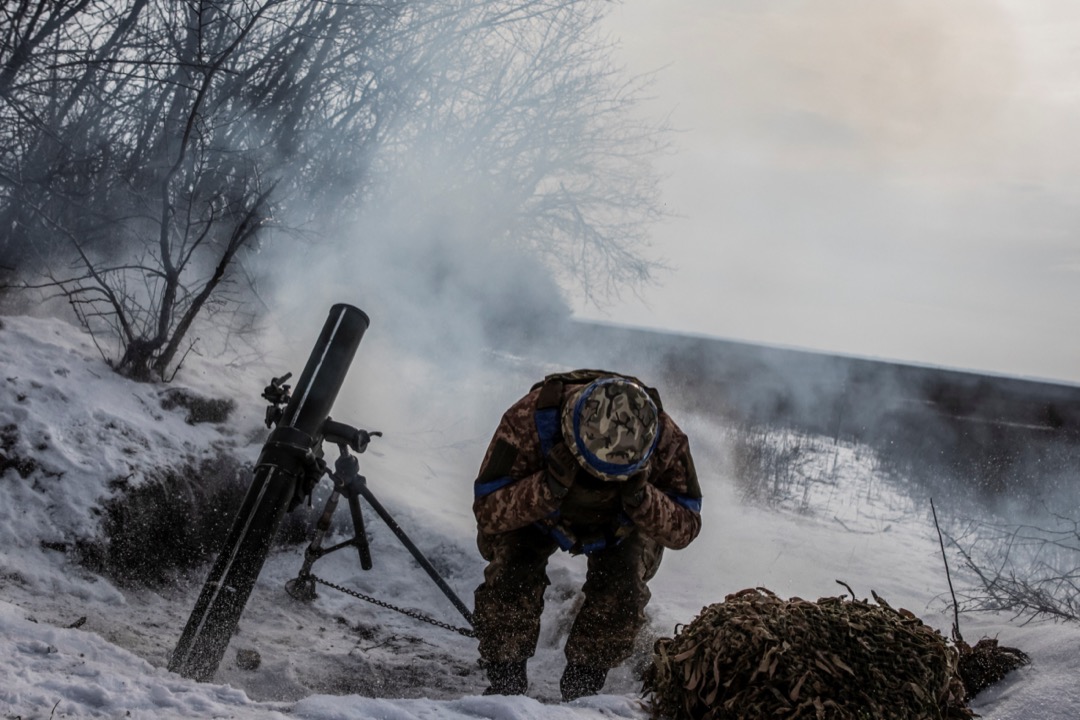 2023年2月7日，烏克蘭東部頓涅茨克，一名烏軍士兵向俄軍戰線發射迫擊炮。