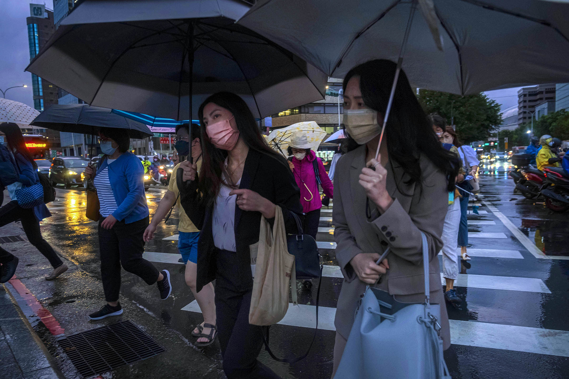 2022年9月3日，台北，市民在颱風天橫過馬路。