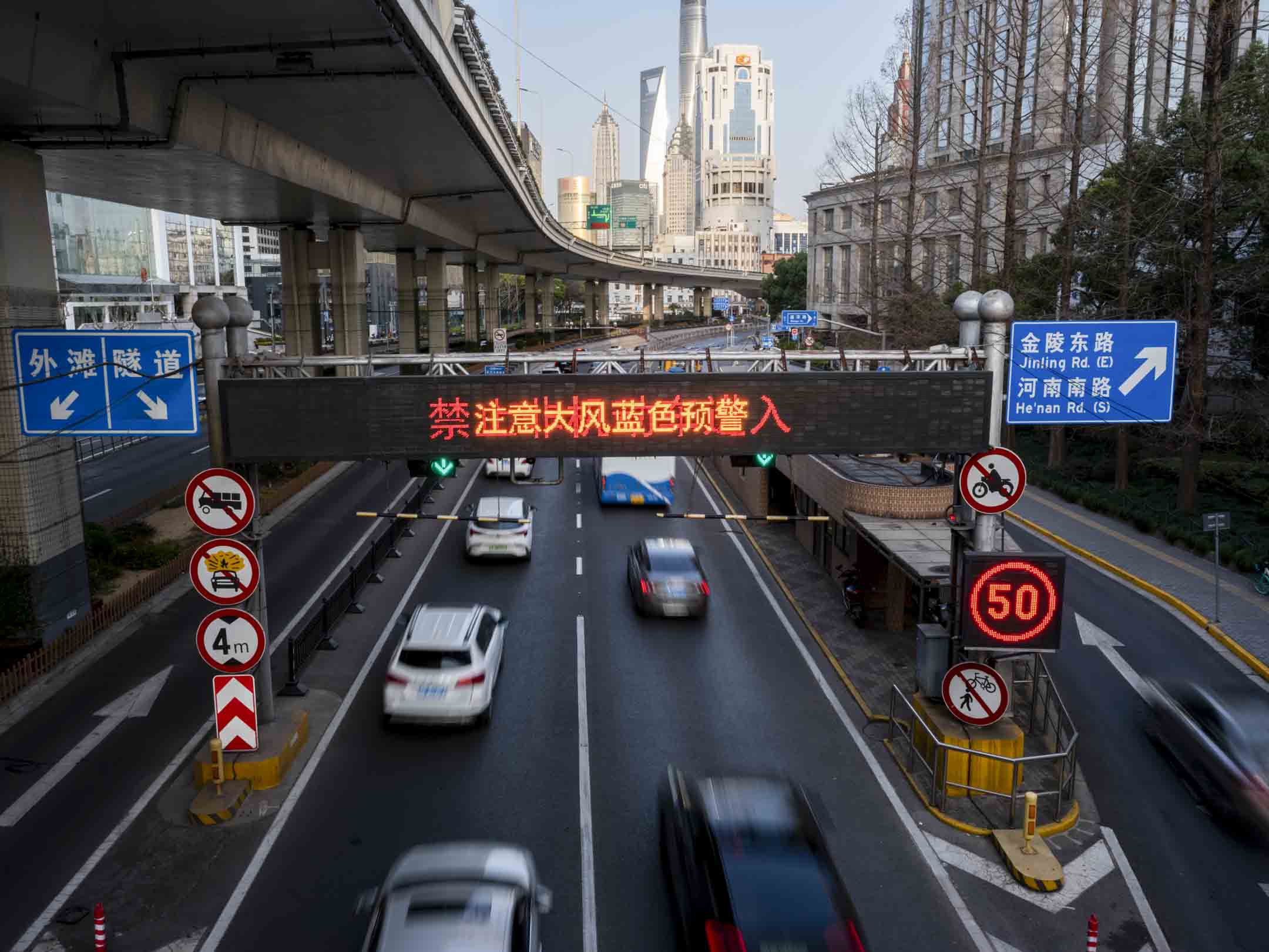 2023年3月12日，上海黄浦江对面浦东地区的隧道入口处。