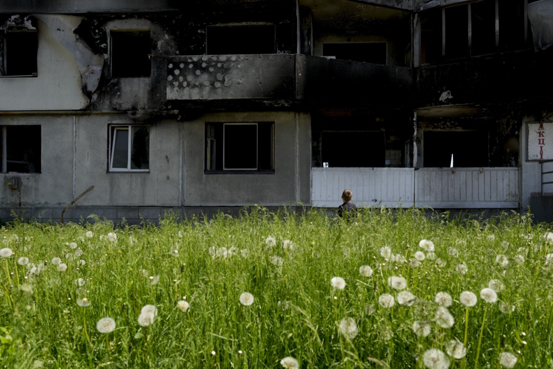 2022年5月31日，烏克蘭基輔近郊，一名男孩在仰望被俄軍炮彈炸毀的住宅大廈。