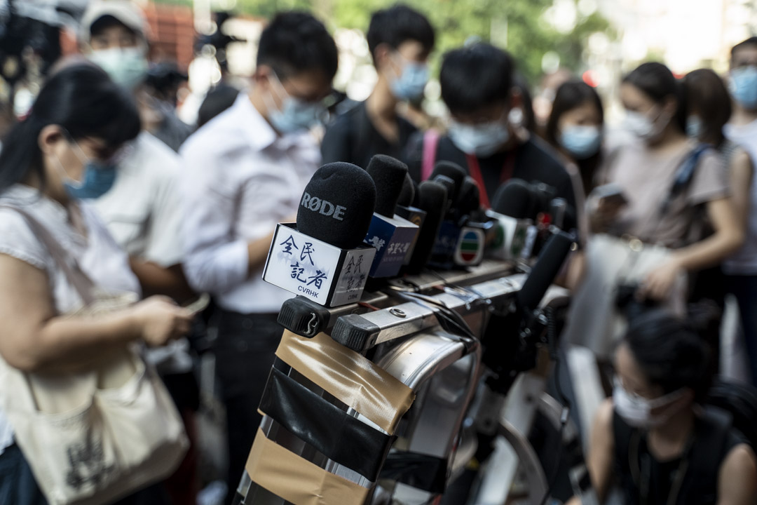 2021年9月25日，香港的记者在一个采访现场等候。