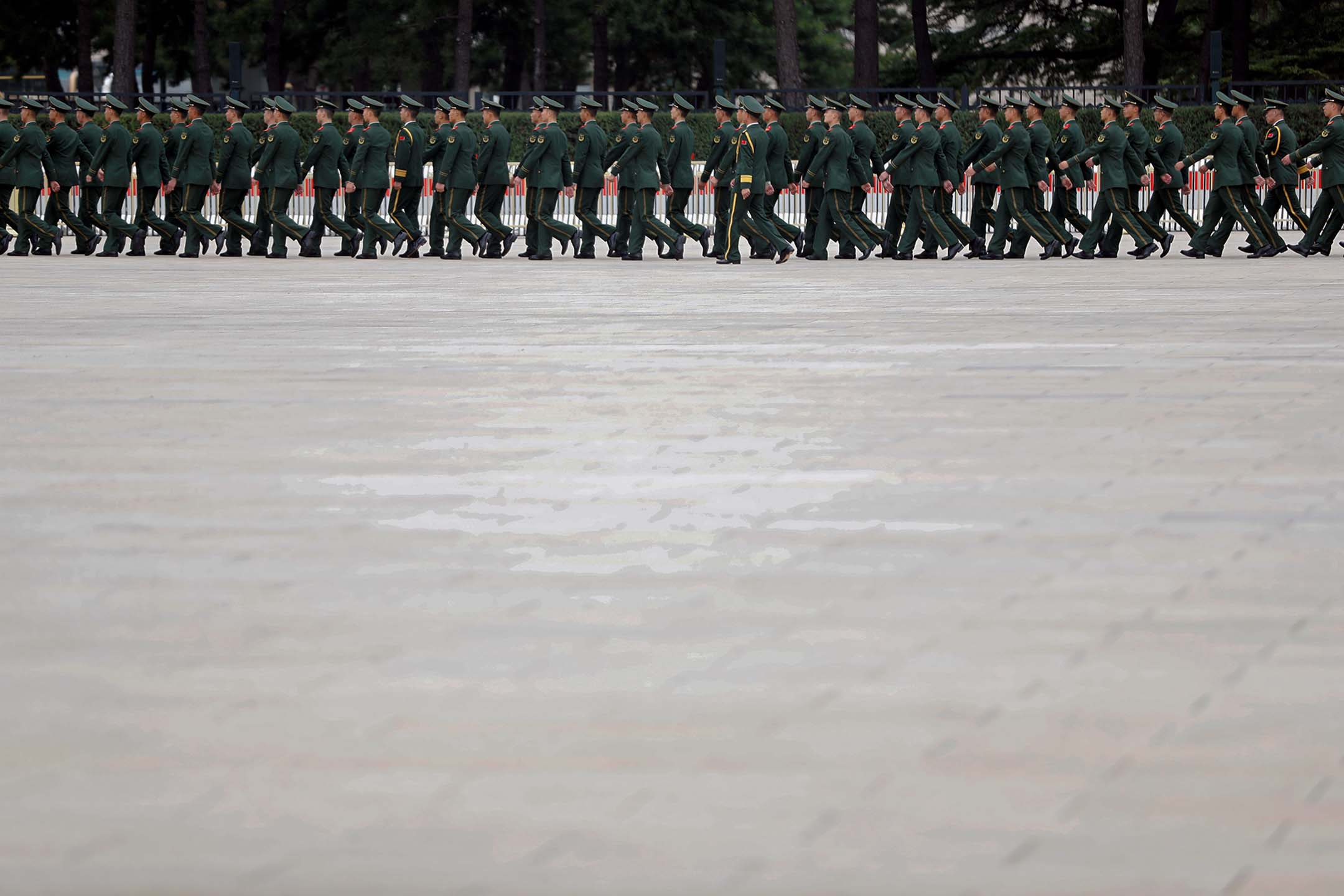 2021年9月30日，北京，中国人民解放军参加天安门广场人民英雄纪念碑举行的纪念仪式。