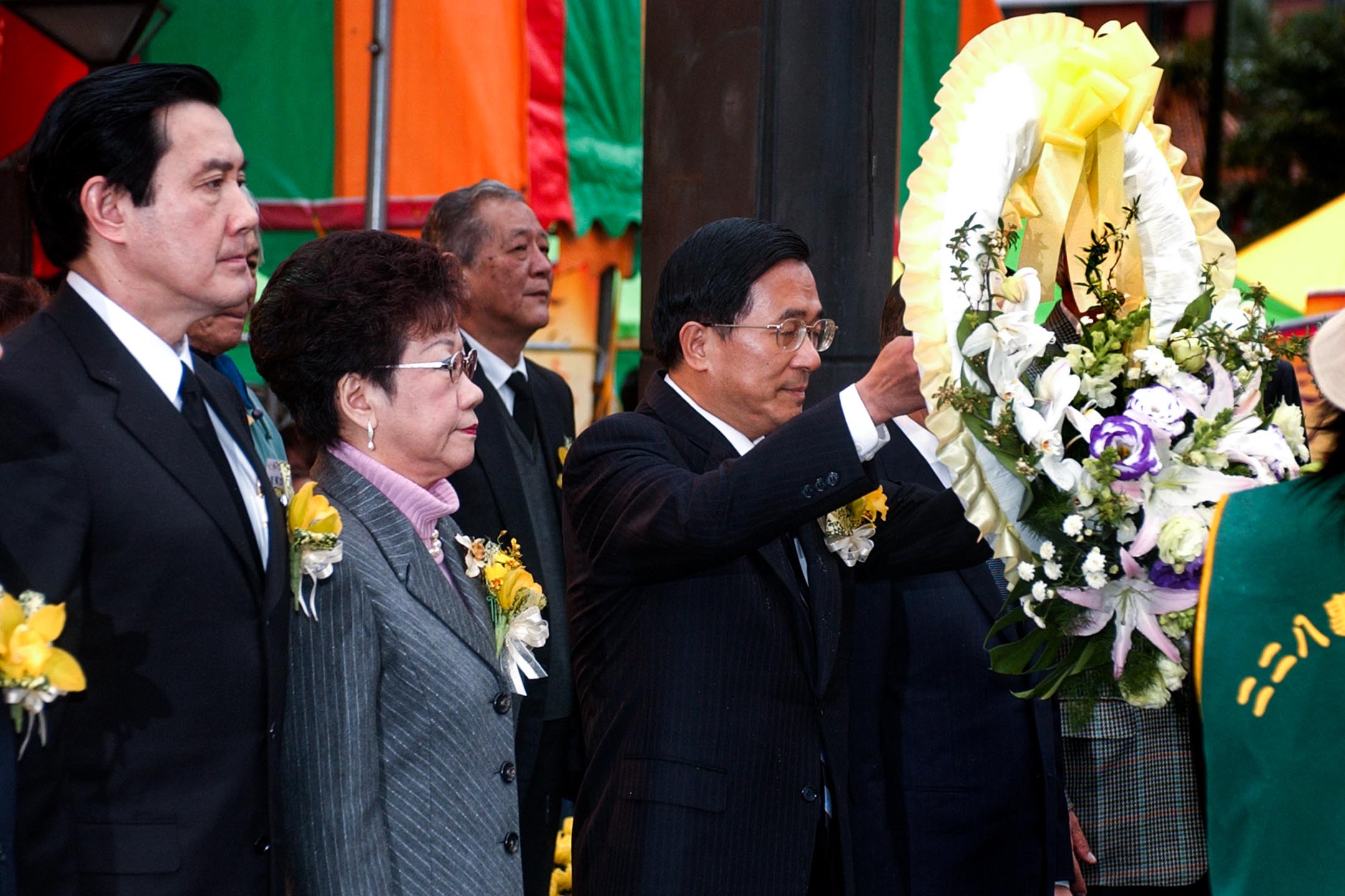 2005年2月28日，台北，总统陈水扁在副总统吕秀莲（左二）和台北市长马英九（左）的陪同下献花。