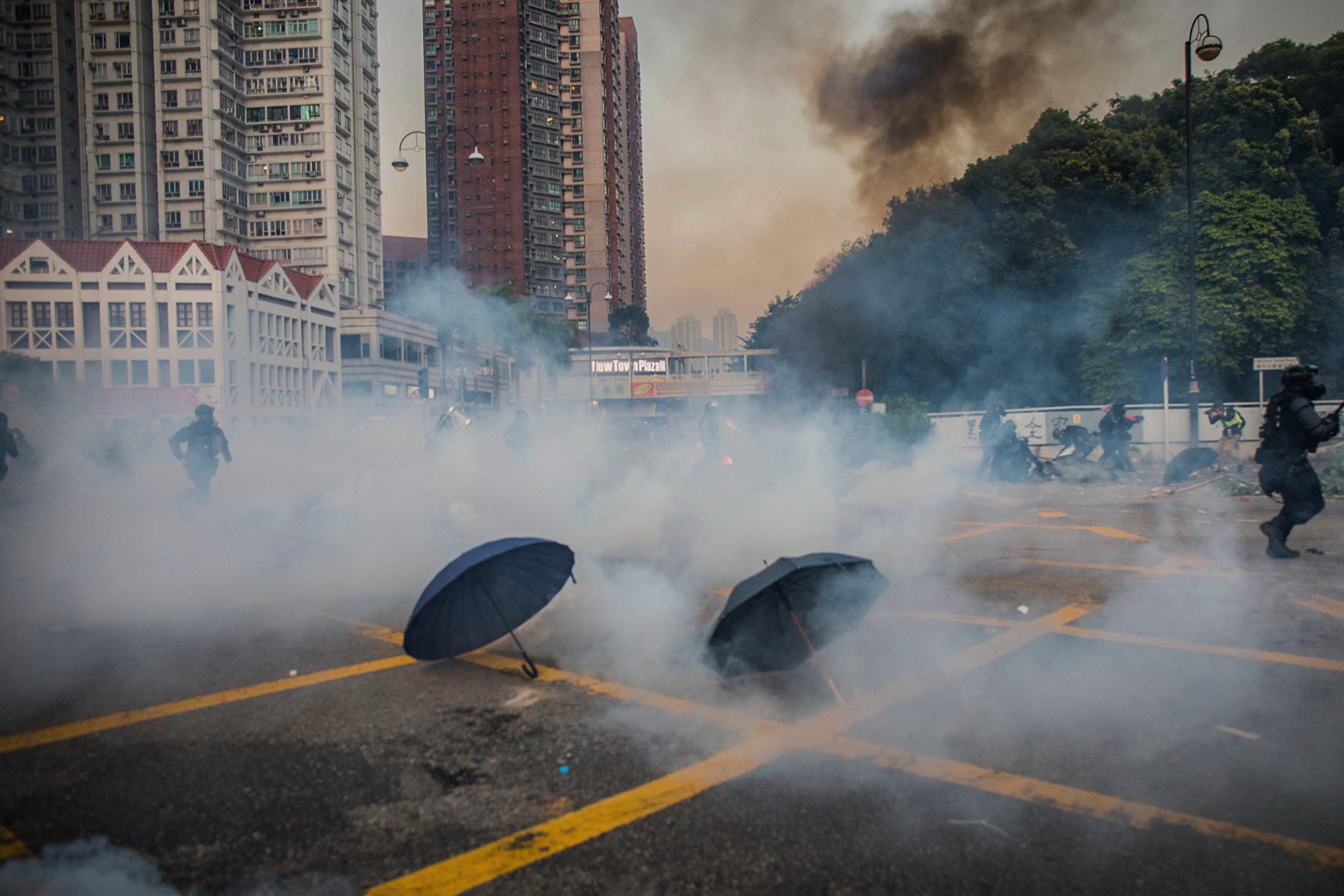 2019年10月2日，香港沙田，反修例运动期间，警察施放催泪弹驱散示威者。