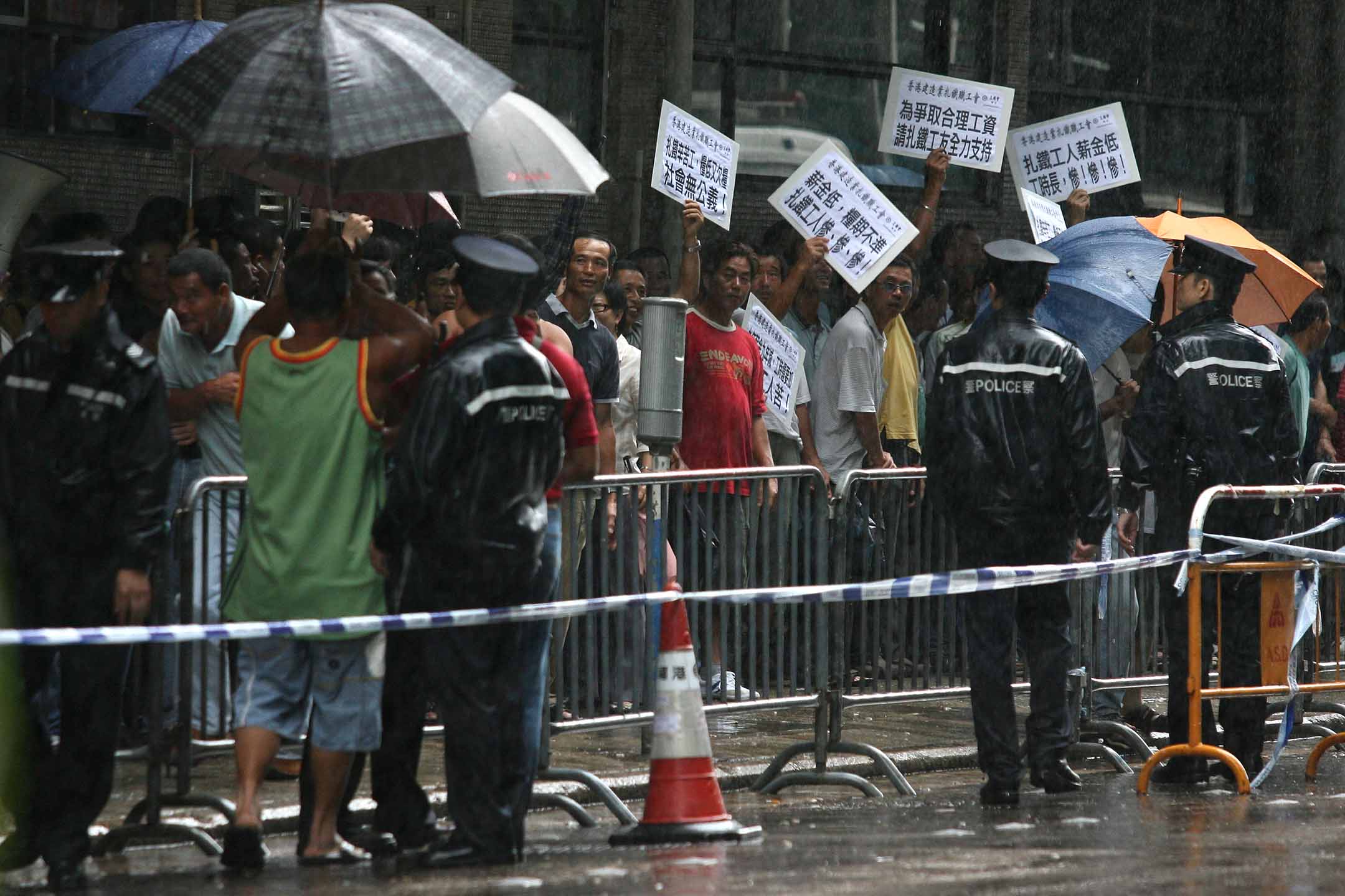 2007年8月10日，香港，紥鐵工人聚集在天光道抗議。 