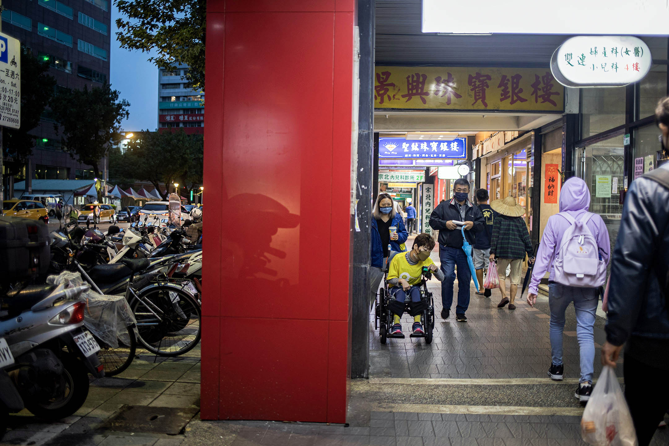 2022年10月19日，台北，个人助理Kyrie和障碍者李珮亭一起前往捷运站。