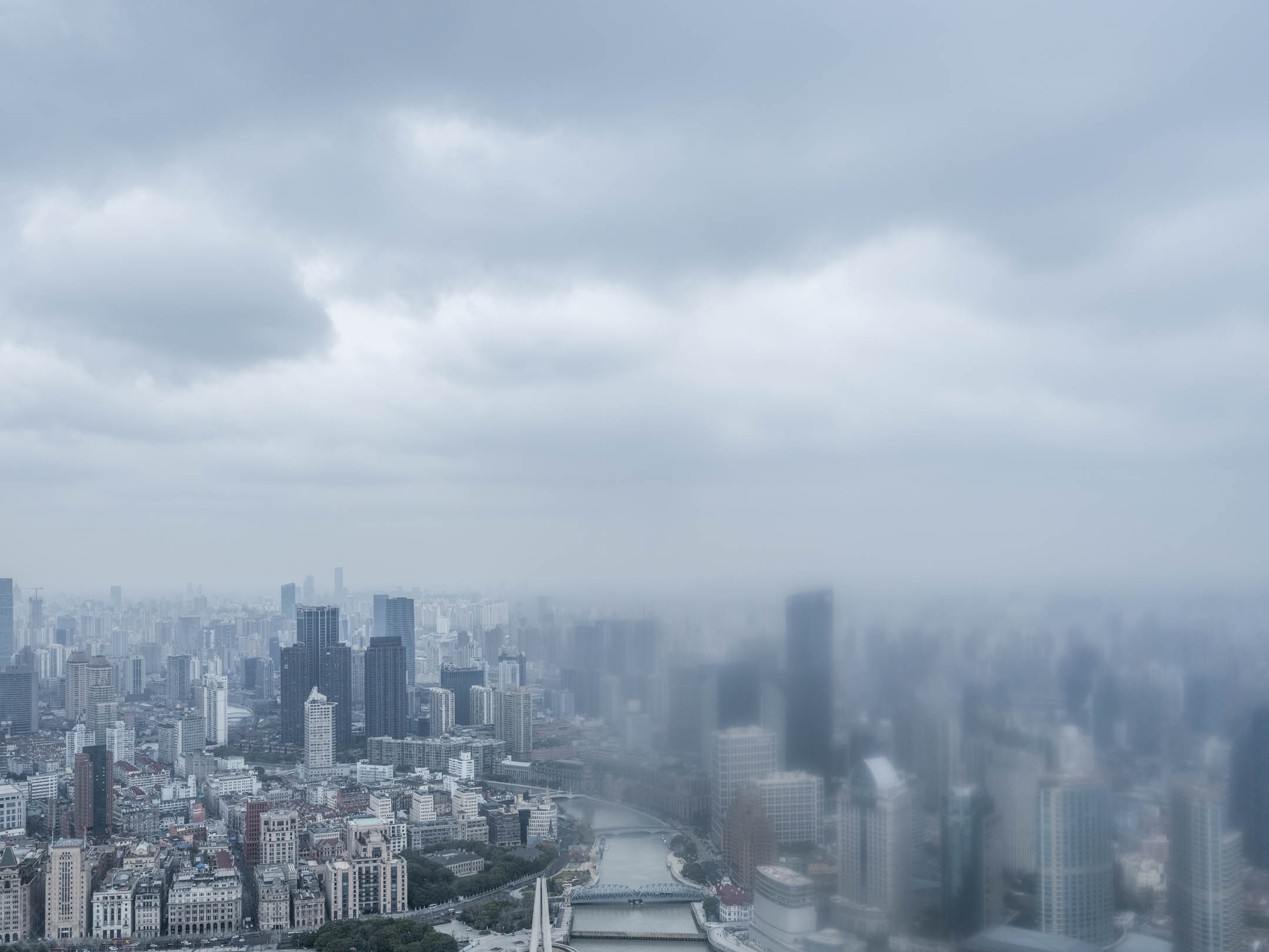 从东方明珠广播电视塔眺望下的上海。