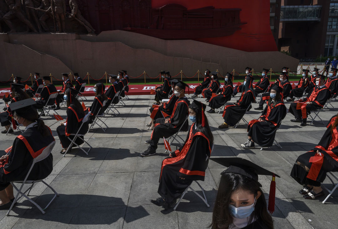 2020年6月30日，北京，中国人民大学的学生于校园举行的毕业典礼上。