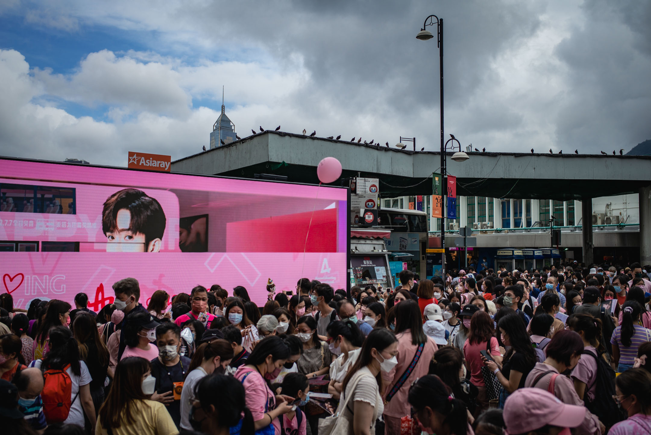 2022年7月7日，「神徒」在尖沙咀 「神壇」慶祝盧瀚霆生日。