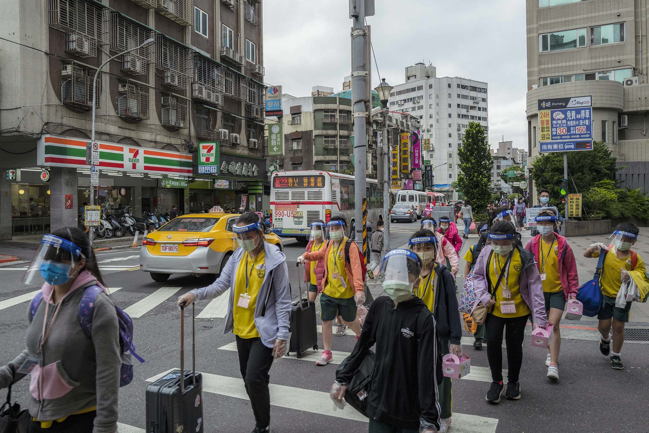 2022年4月20日，台北，学生们戴著面罩走在街上。