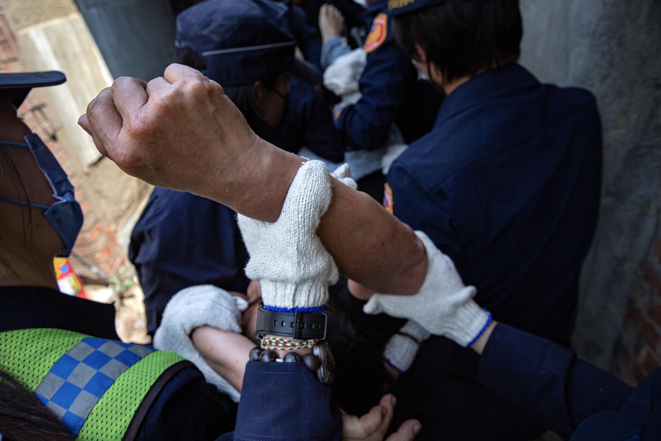 2023年4月10日，台中番仔路庄，林秀芬被警方抬走。