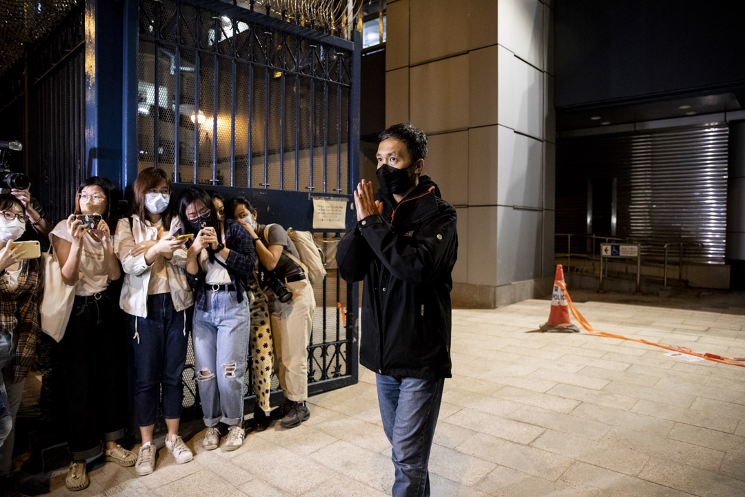 2022年4月11日，區家麟被警方國安處人員上門拘捕，涉嫌「串謀發布及/或複製煽動刊物」罪，晚上獲釋步出葵涌警署。