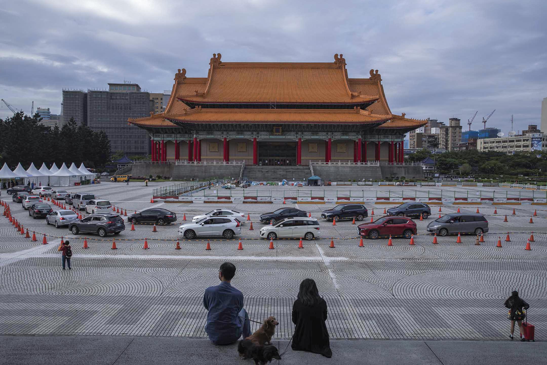 2022年5月18日， 台北自由广场，市民驾著汽车在中正纪念堂车来速筛检站等候检测。