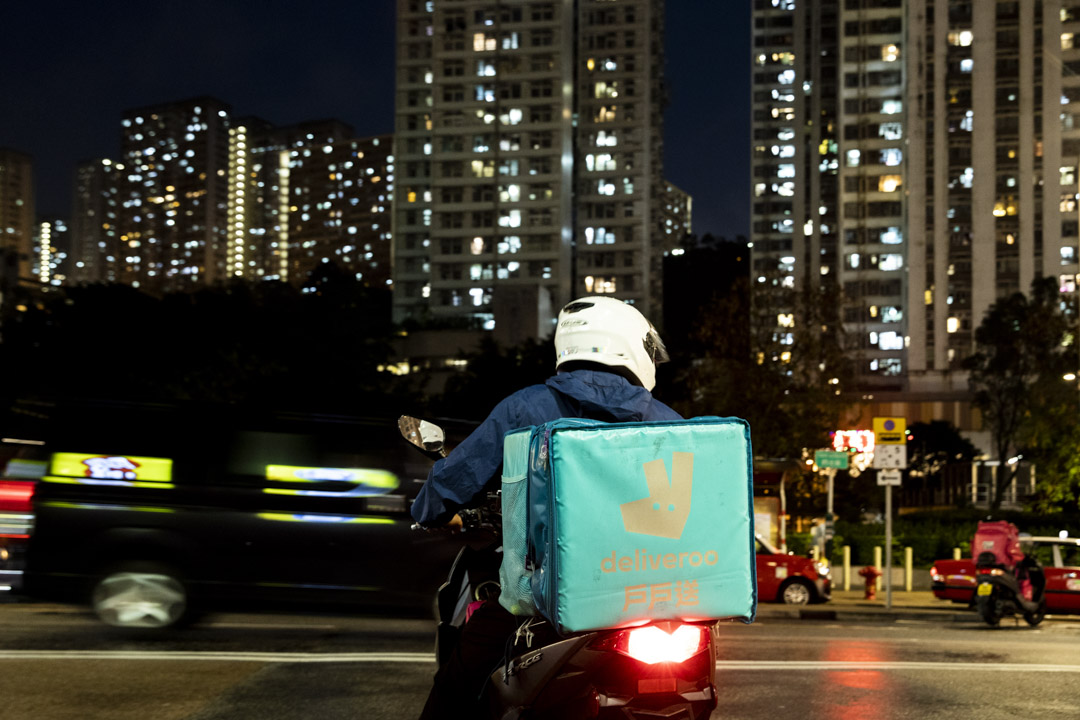 九龙住宅区一位 Deliveroo 外卖员。