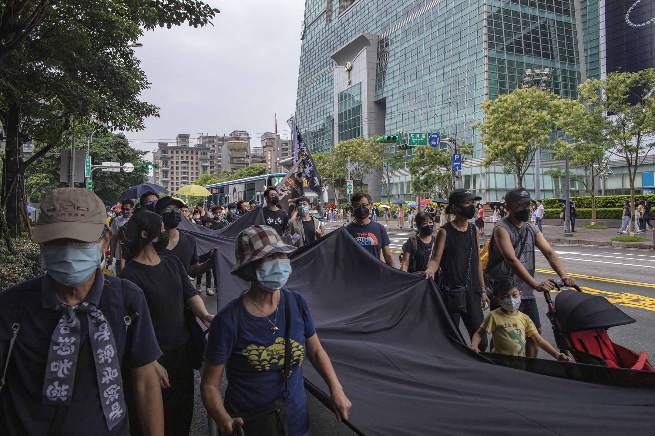 2022年6月12日，台北，香港反修例運動3周年，「香港邊城青年」等民間團體舉辦「612香港行動」，以「兄弟爬山 繼續努力」為主題，內容包括「旗海遊行」及「抗爭集會」。