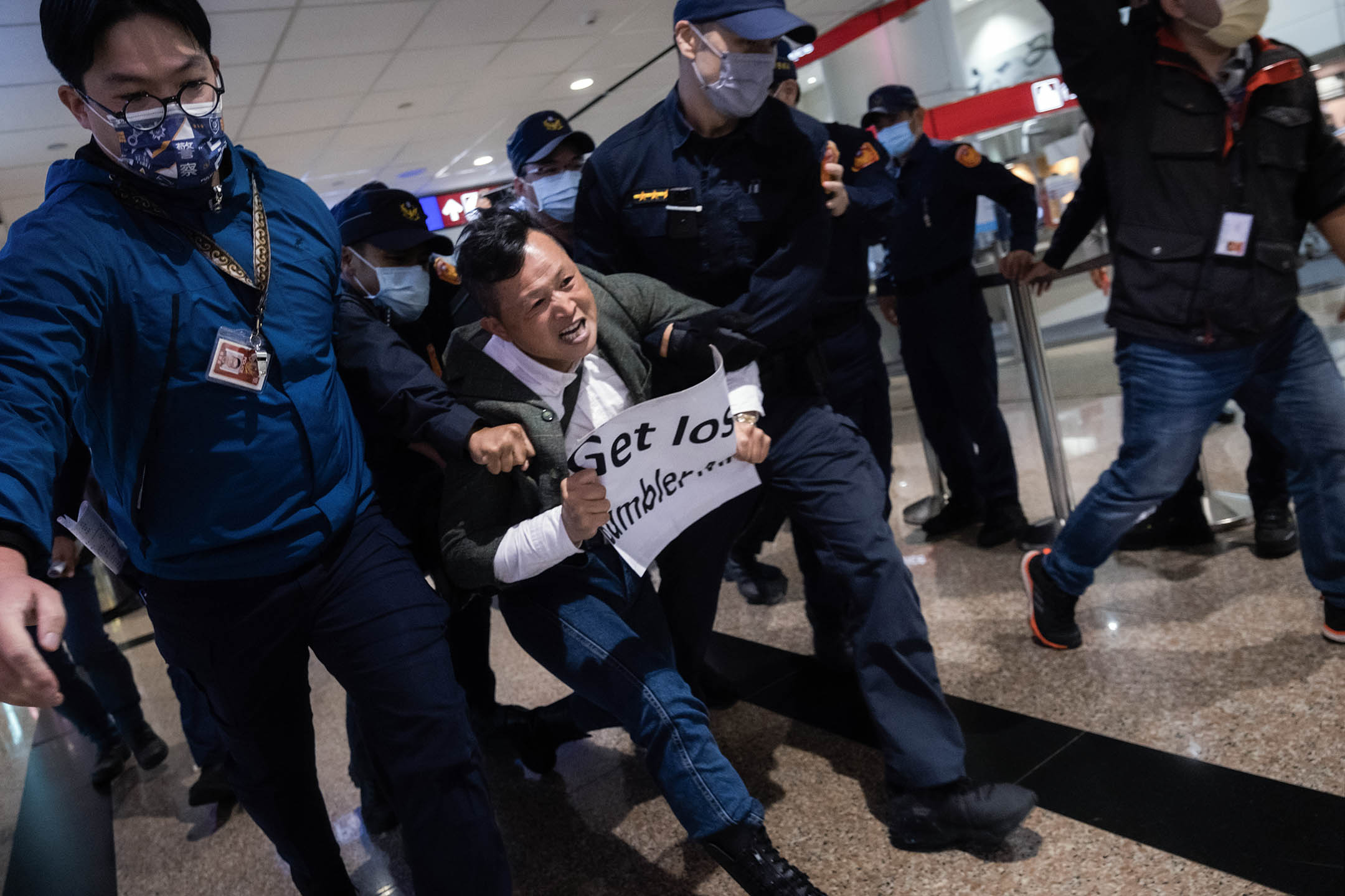 2023年4月7日，桃園國際機場，台灣前總統馬英九由中國返台，示威者於入境大堂抗議，遭警察驅趕。