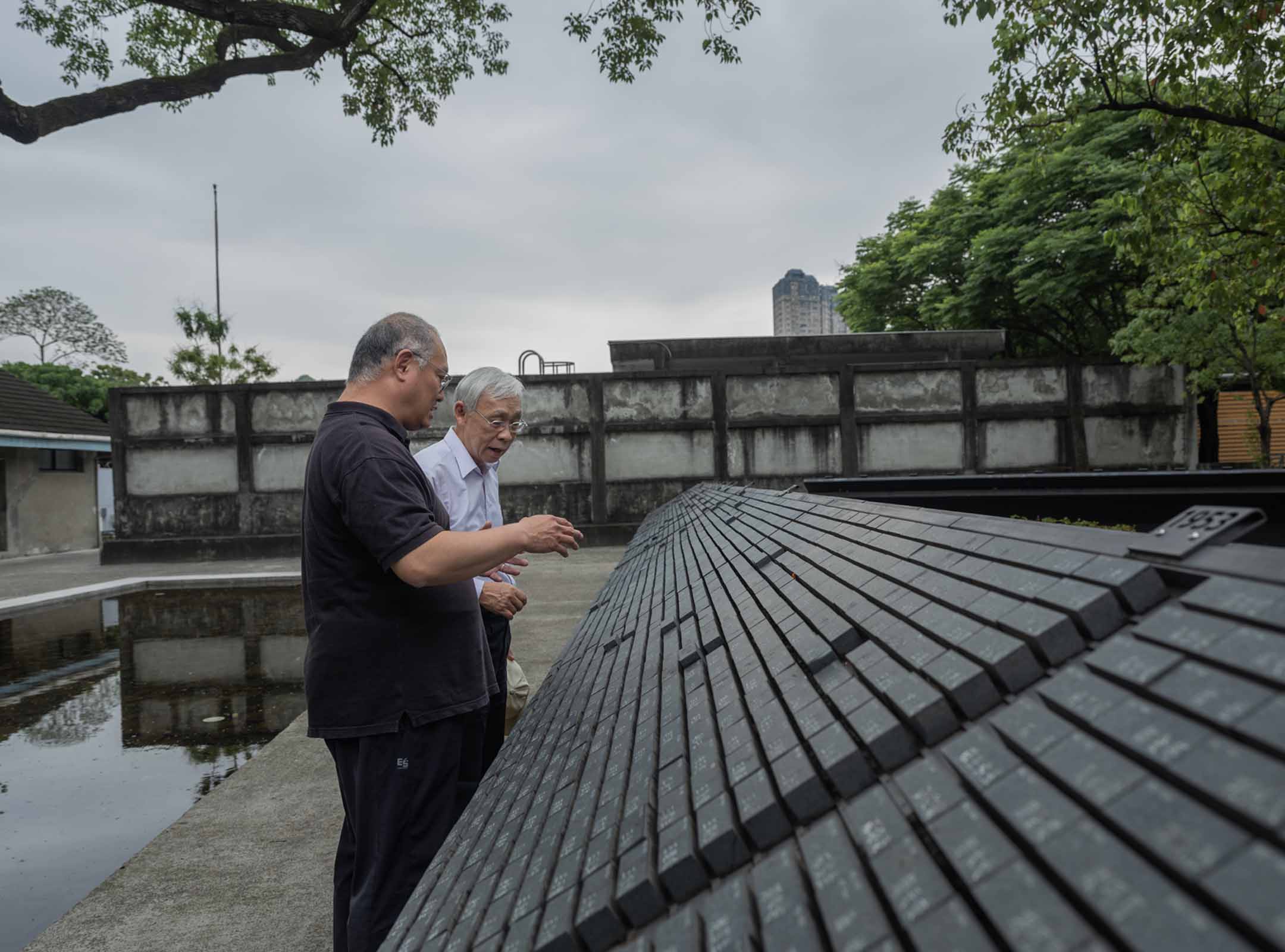 2023年4月14日，白色恐怖景美紀念園區，陳欽生與李明哲參觀人權紀念碑。