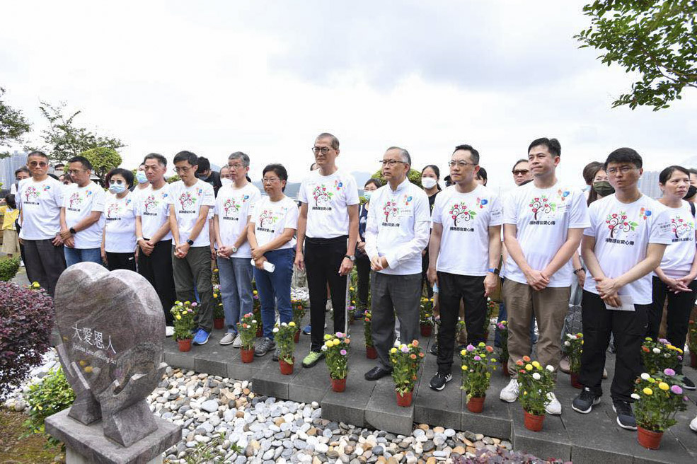 2023年5月28日，醫務衞生局局長盧寵茂教授等人，在將軍澳華人永遠墳場出席「大愛恩人」春祭，向器官捐贈者及他們的家人致意。圖：醫務衞生局Facebook 