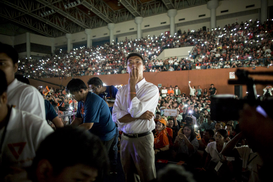 2019年3月22日，未来前进党领袖塔纳通（Thanathorn Juangroongruangkit）在泰国曼谷泰日体育场举行的大选前最后一场政党竞选集会上登台。摄：Guillaume Payen/Anadolu Agency/Getty Images