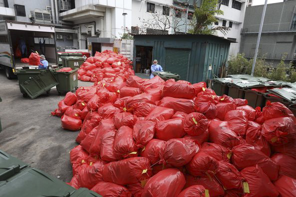 2022年3月6日，香港明愛醫院，清潔工人正在運送醫療廢物。