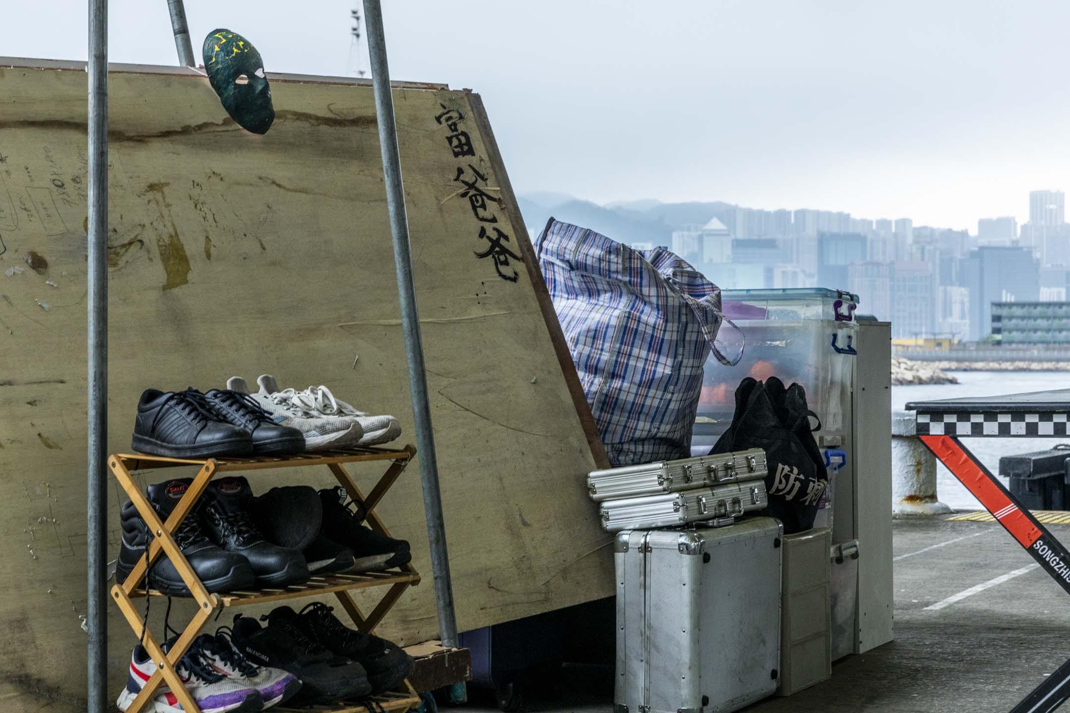 街友要把屋内的物品和家私移到码头旁的空地。摄：林振东/端传媒 