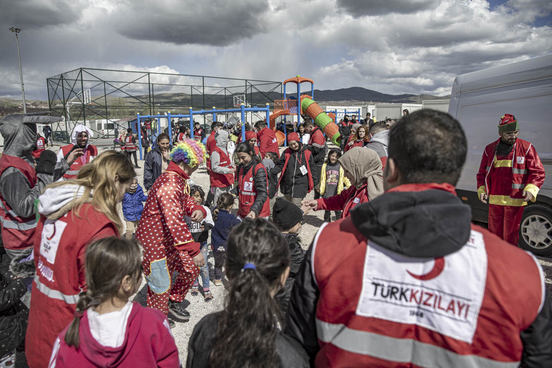  2023年3月30日，土耳其红新月会（Turkish Red Crescent）志愿者在地震灾场与幸存者儿童共舞。摄：Hilmi Tunahan Karakaya/Anadolu Agency via Getty Images