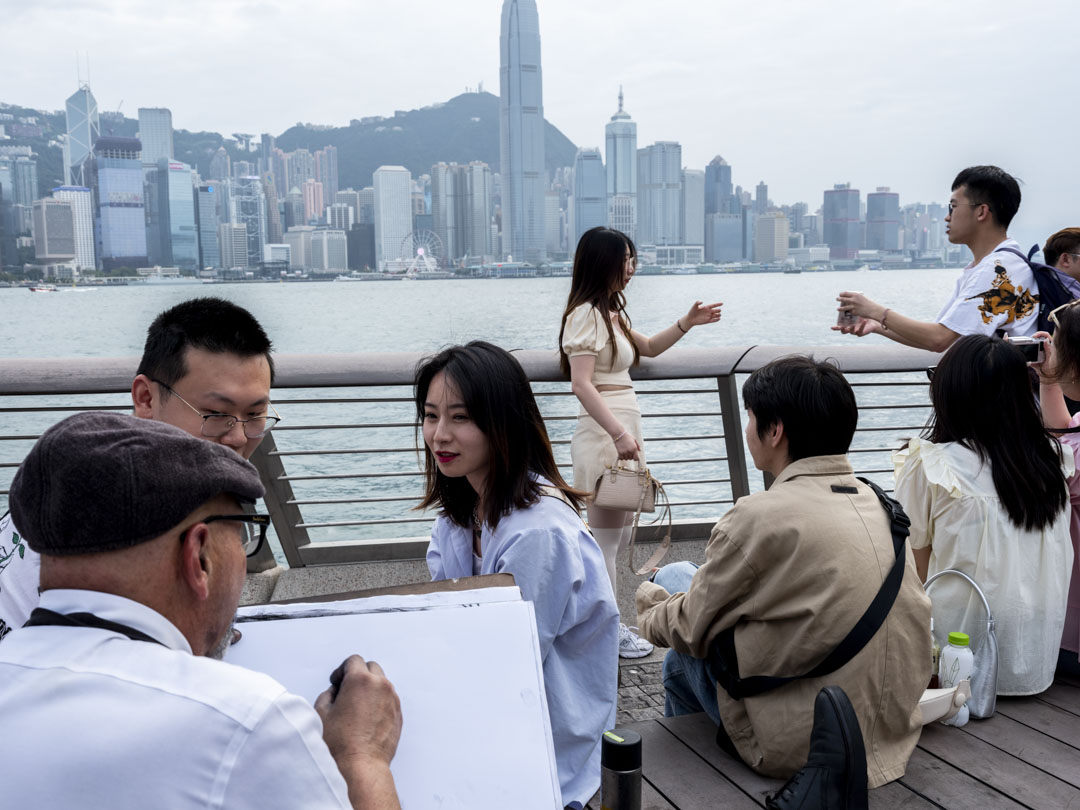 2023年5月1日，內地旅客在尖沙咀星光大道遊覽欣賞維港景色。攝：林振東/端傳媒