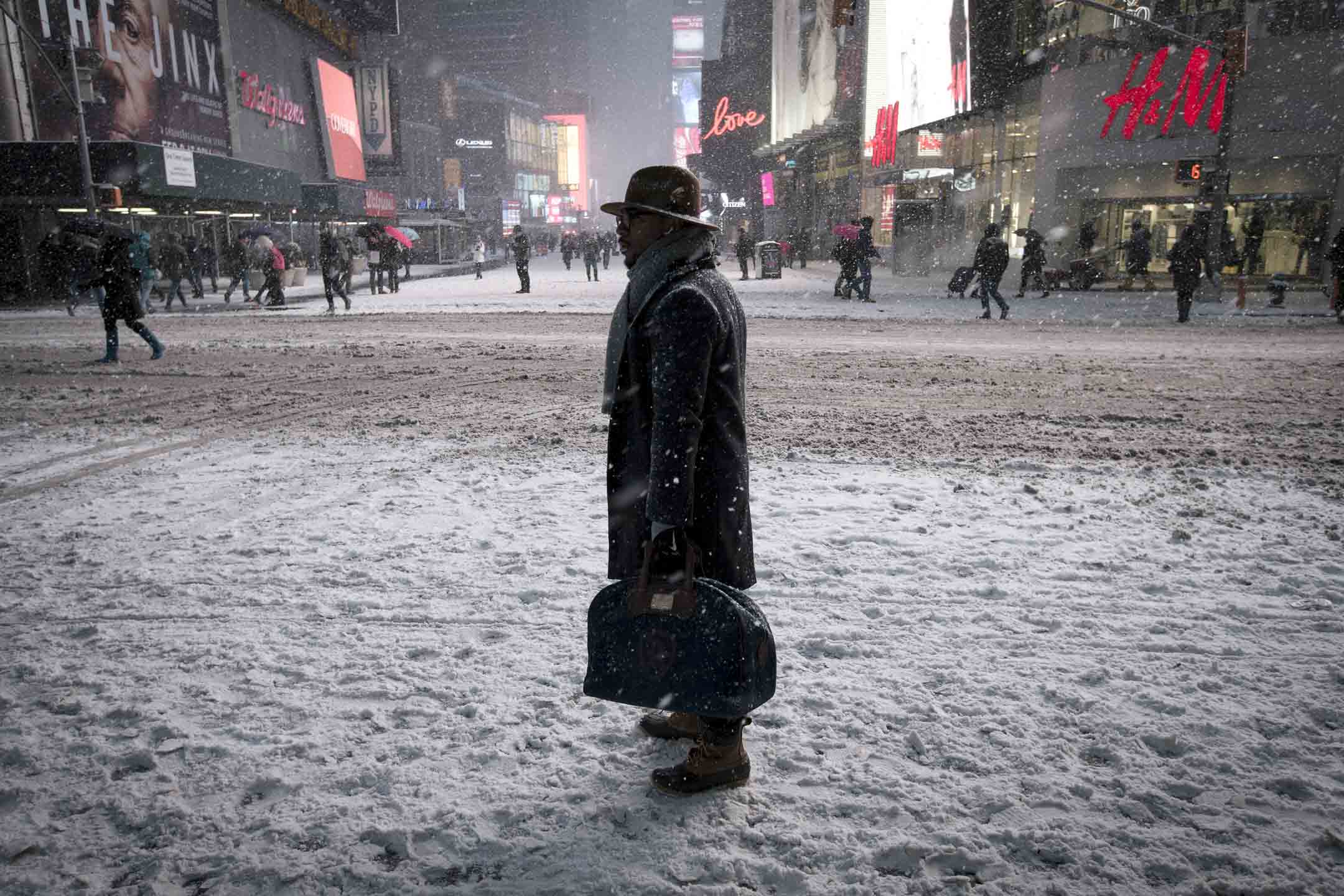 2015年1月26日，紐約時代廣場外正落雪中，一名男子站在路中央。攝：Mike Segar/Reuters/達志影像