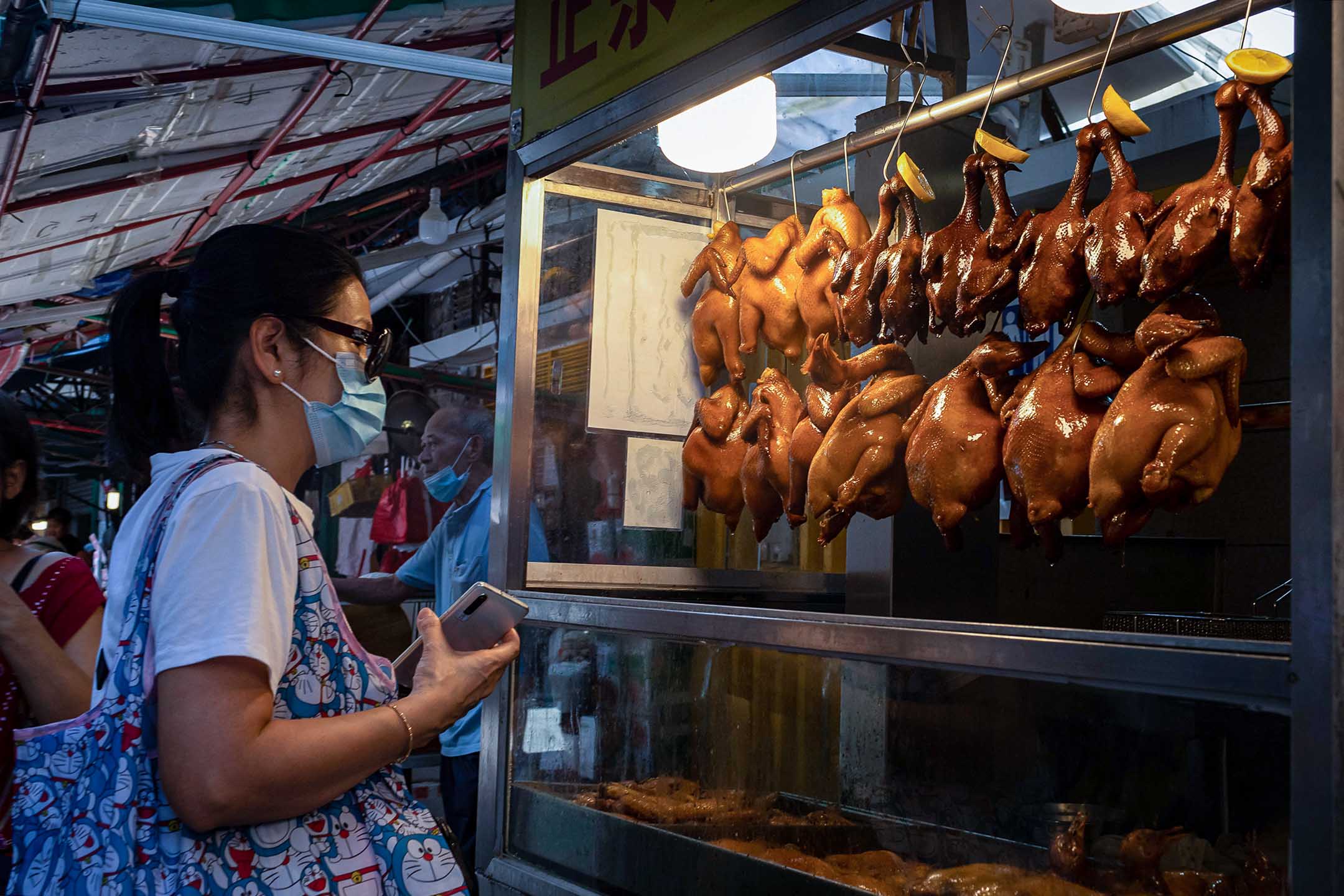 2022年10月6日，澳門的市場内出售燒味。攝：Eduardo Leal/Bloomberg via Getty Images