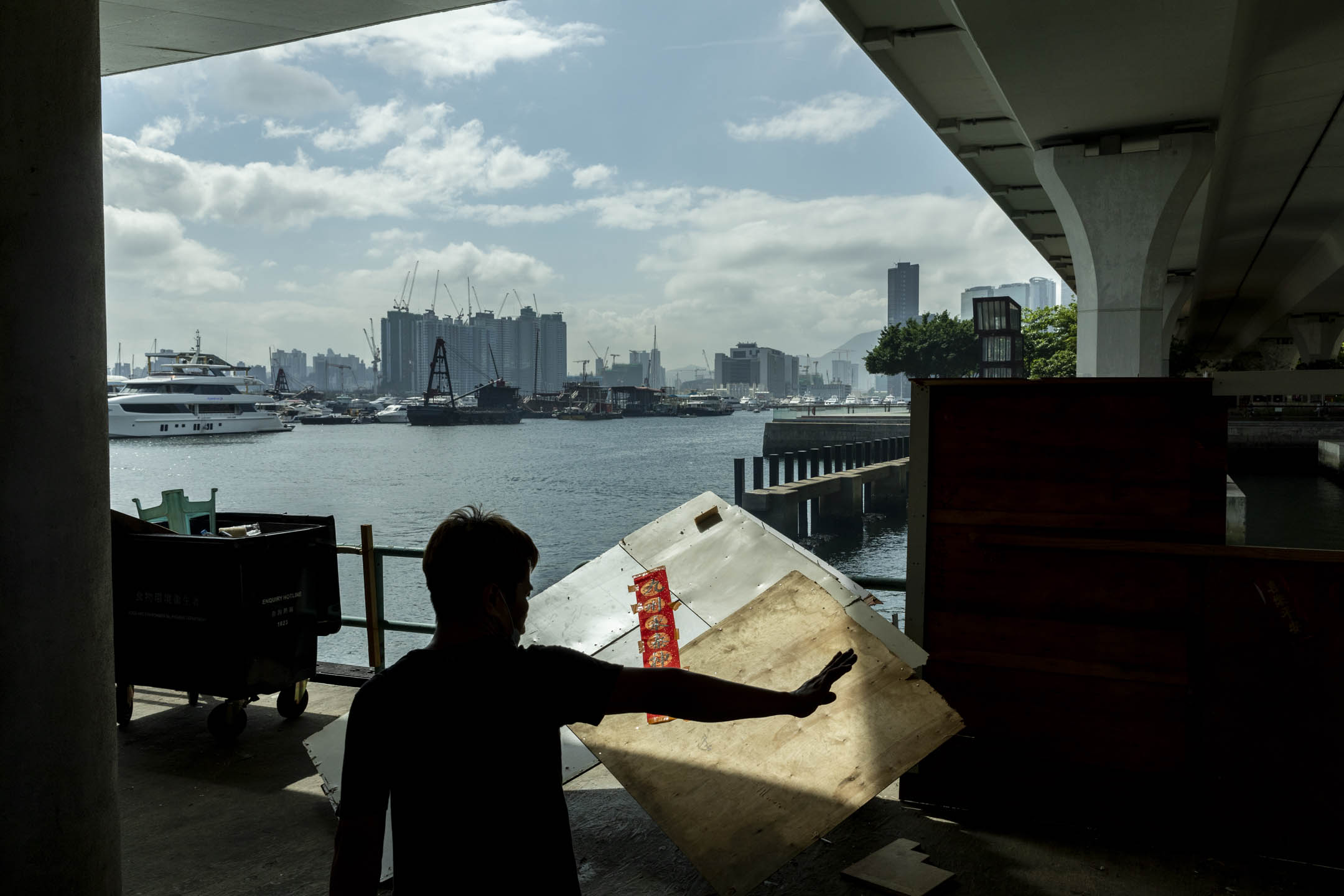 观塘公众码头的木屋外不远处，就是众多市民游览的观塘海滨长廊。摄：林振东/端传媒 