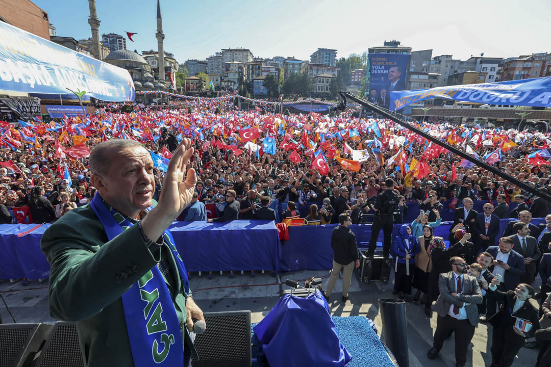 2023年5月3日，土耳其总统埃尔多安 在土耳其里泽举行的选举集会上向人群致意。摄：TUR Presidency/Murat Cetinmuhurdar / Handout/Anadolu Agency via Getty Images