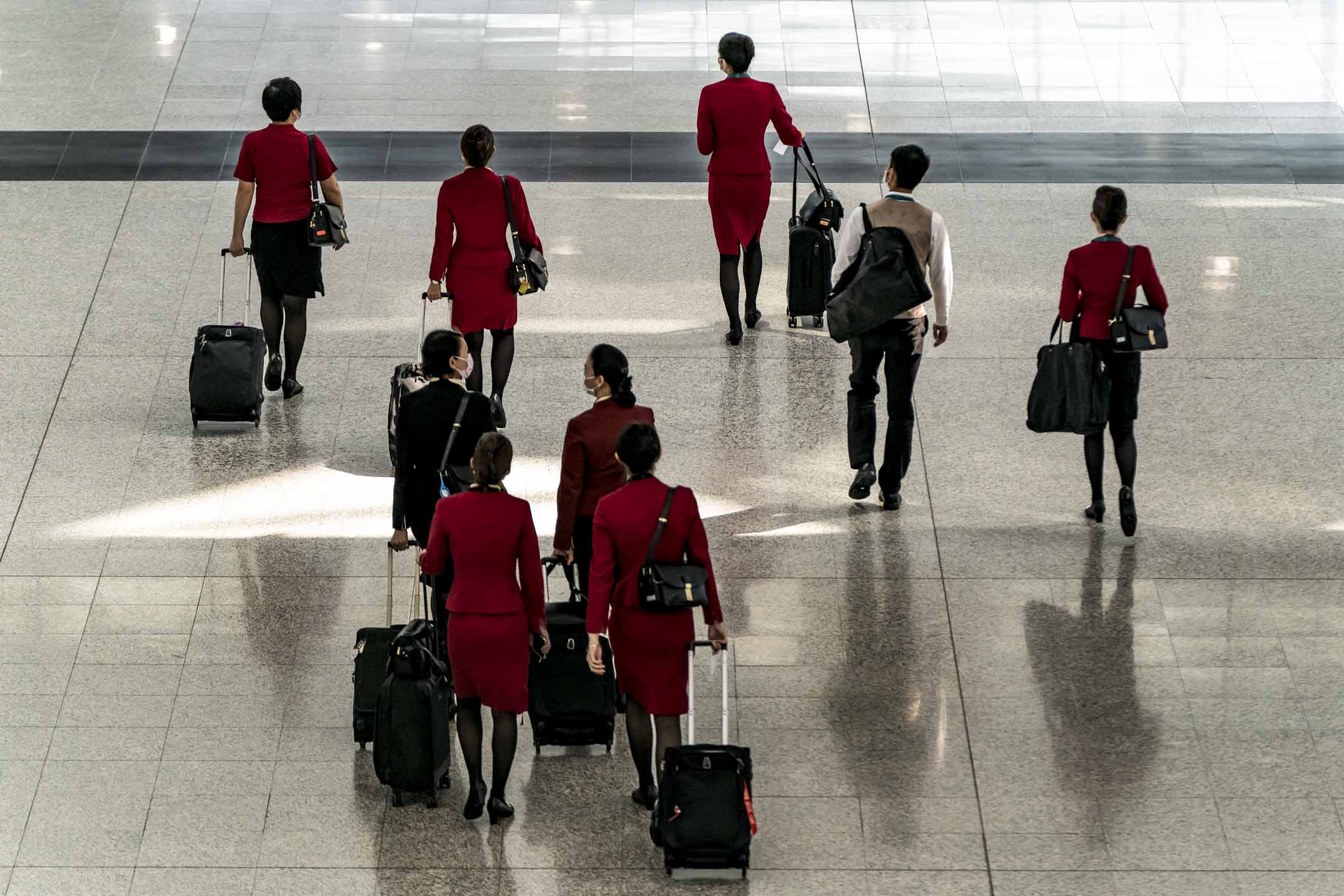 2020年10月21日，国泰航空机组人员在香港国际机场的入境大堂。摄：Anthony Kwan/Getty Images