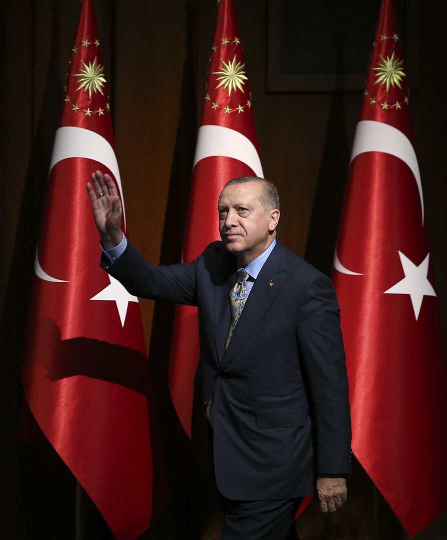 2018年10月23日，土耳其总统埃尔多安（Recep Tayyip Erdoğan）在国民议会和文化中心举行的一个会议期间向人群致意。摄：Rasit Aydogan/Anadolu Agency/Getty Images