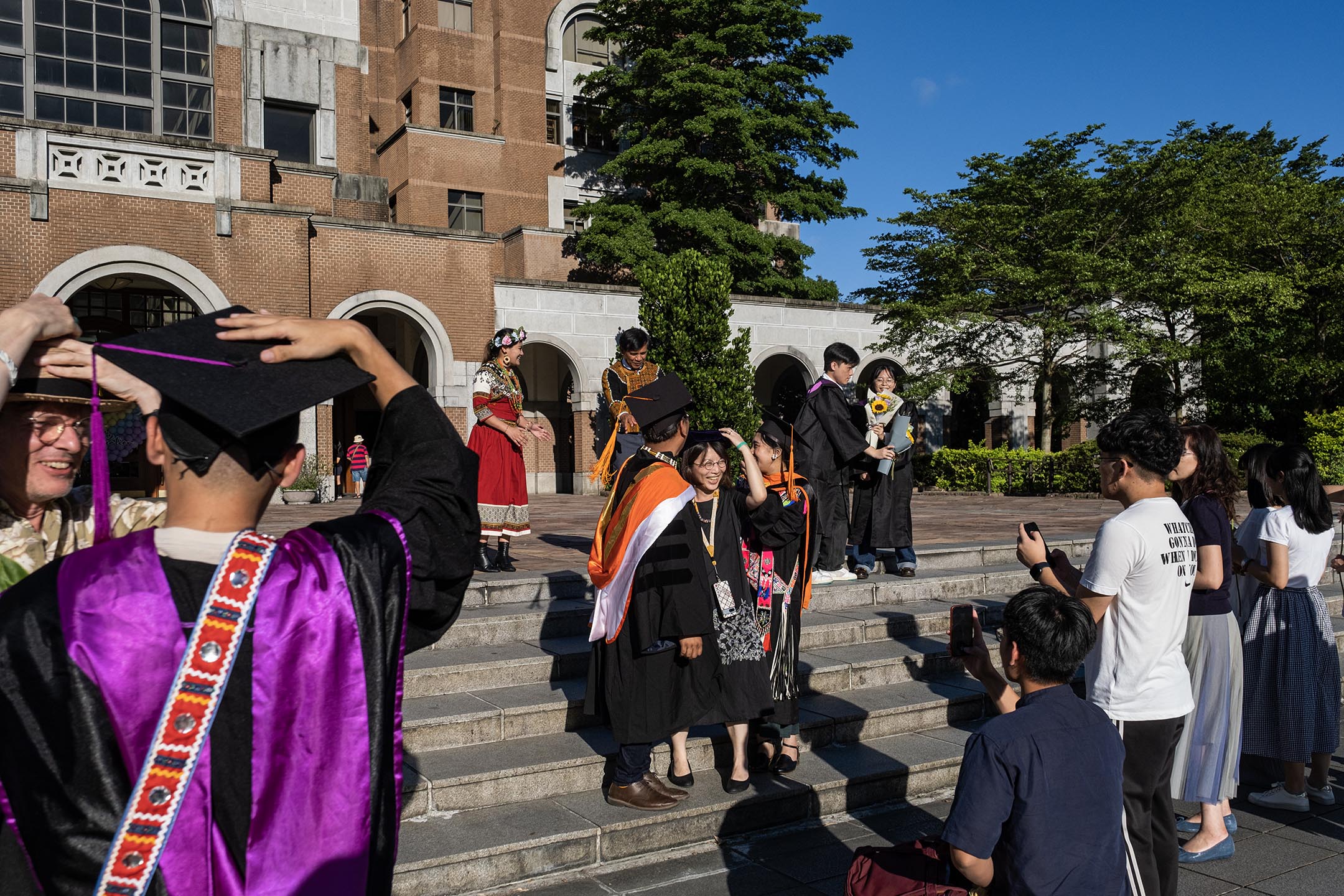 2023年5月28日，国立台湾大学，毕业生在拍摄毕业照。摄：陈焯𪸩/端传媒