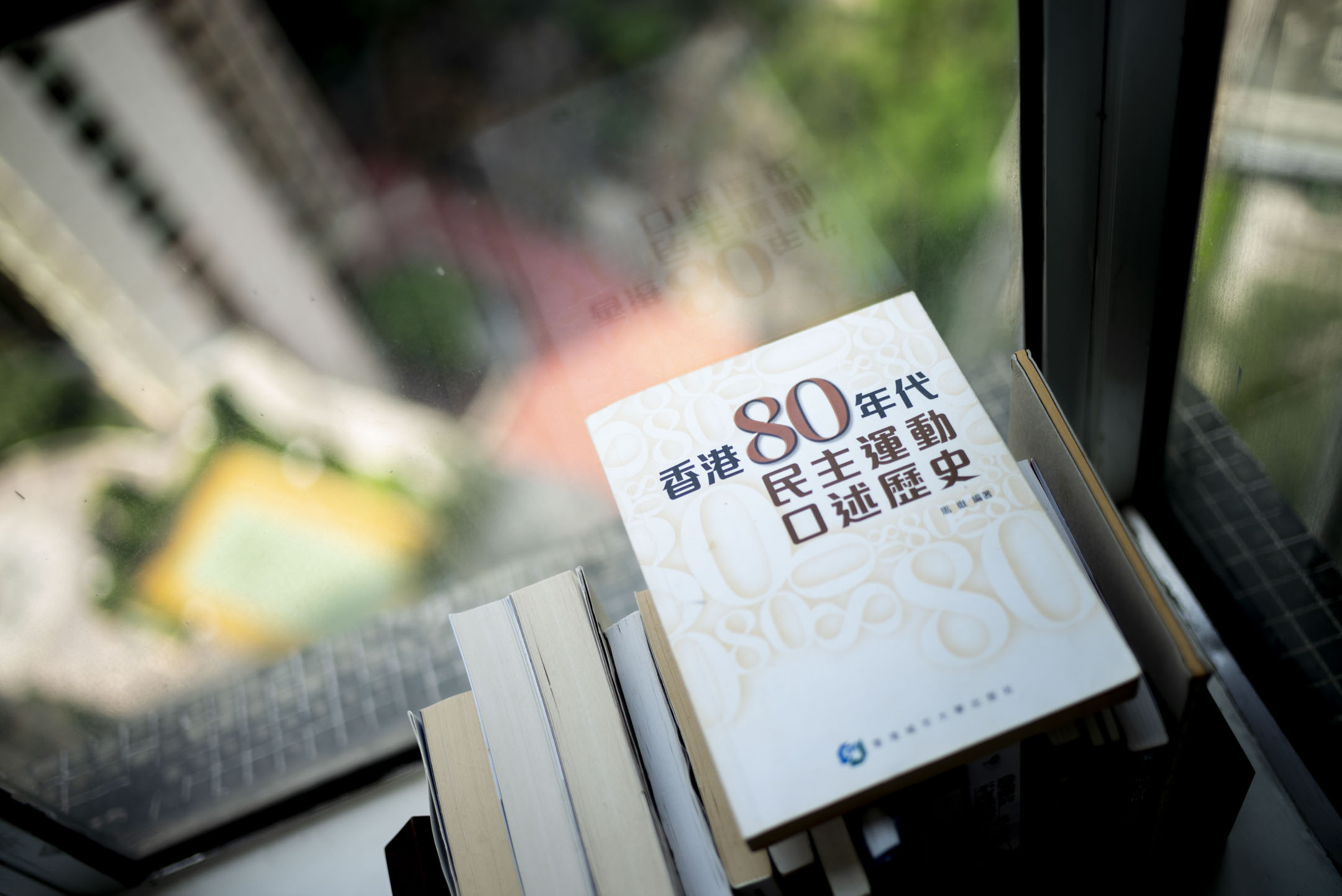 马岳《香港80年代民主运动口述历史》。摄：林振东/端传媒 