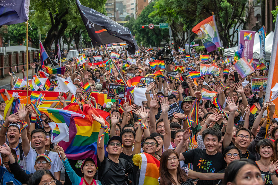 2019年5月17日，过千名支持者聚集在街头上，庆祝台湾在16日投票通过同性婚姻合法化。摄：Carl Court/Getty Images