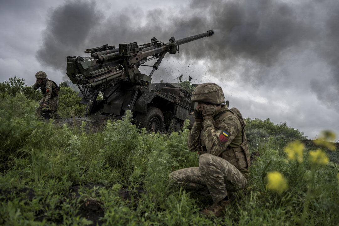 2023年5月31日，在烏克蘭頓涅茨克地區的 Avdiivka 鎮附近，俄羅斯進攻烏克蘭期間，第 55 獨立砲兵旅的烏克蘭軍人向俄羅斯軍隊發射了一門凱撒自行榴彈砲。攝：Viacheslav Ratynskyi/Reuters/達志影像