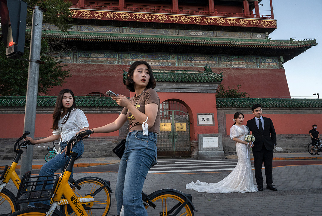 北京一双正在拍摄婚纱照的情侣。摄：Kevin Frayer/Getty Images