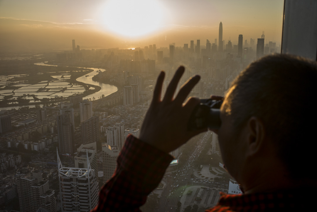 2018年，深圳高楼眺望香港边境。摄：林振东/端传媒