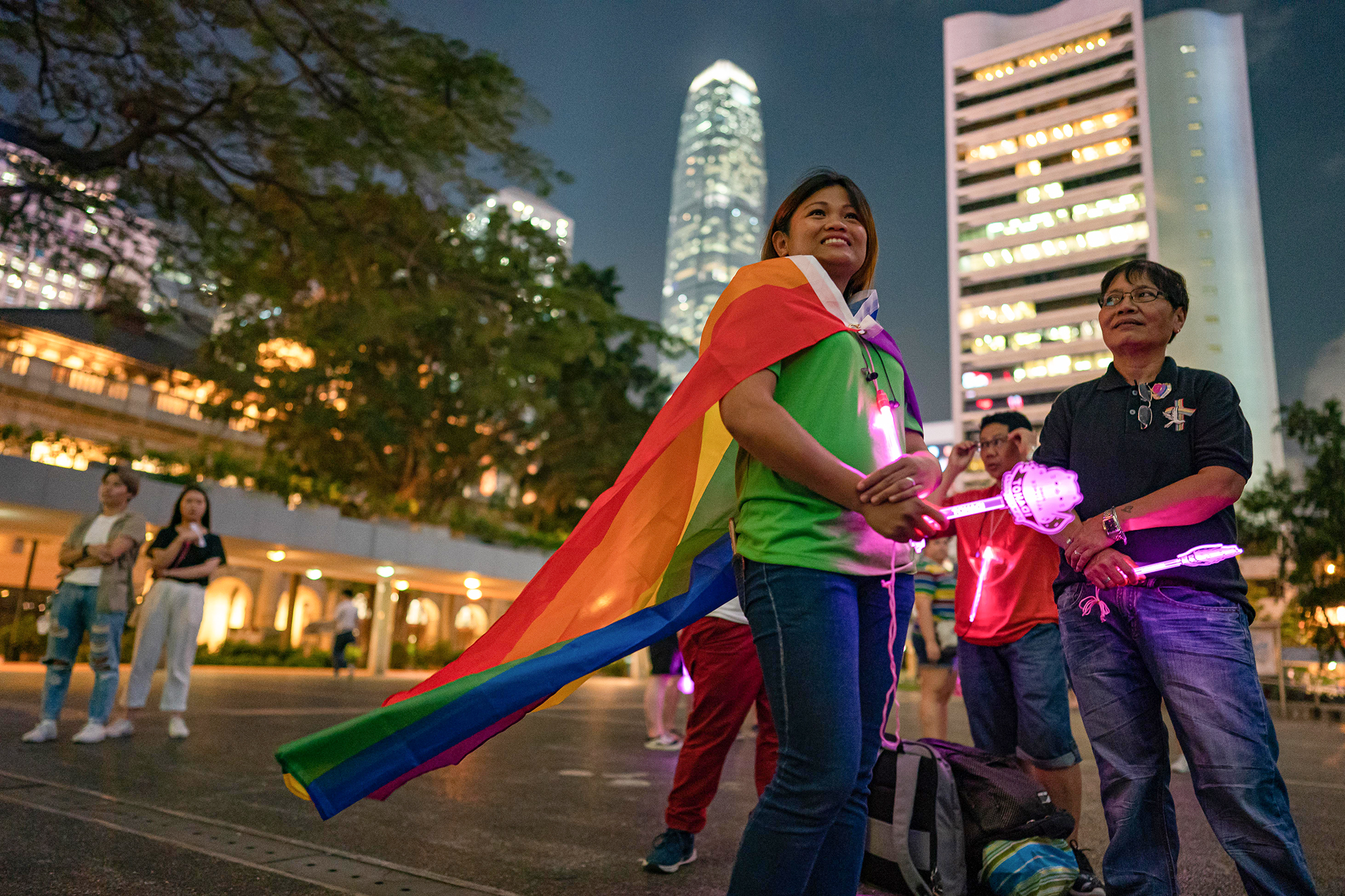 2019年5月17日，LGBT支持者手持荧光棒，参加香港举行的国际反恐同日集会。摄：Anthony Kwan/Getty Images