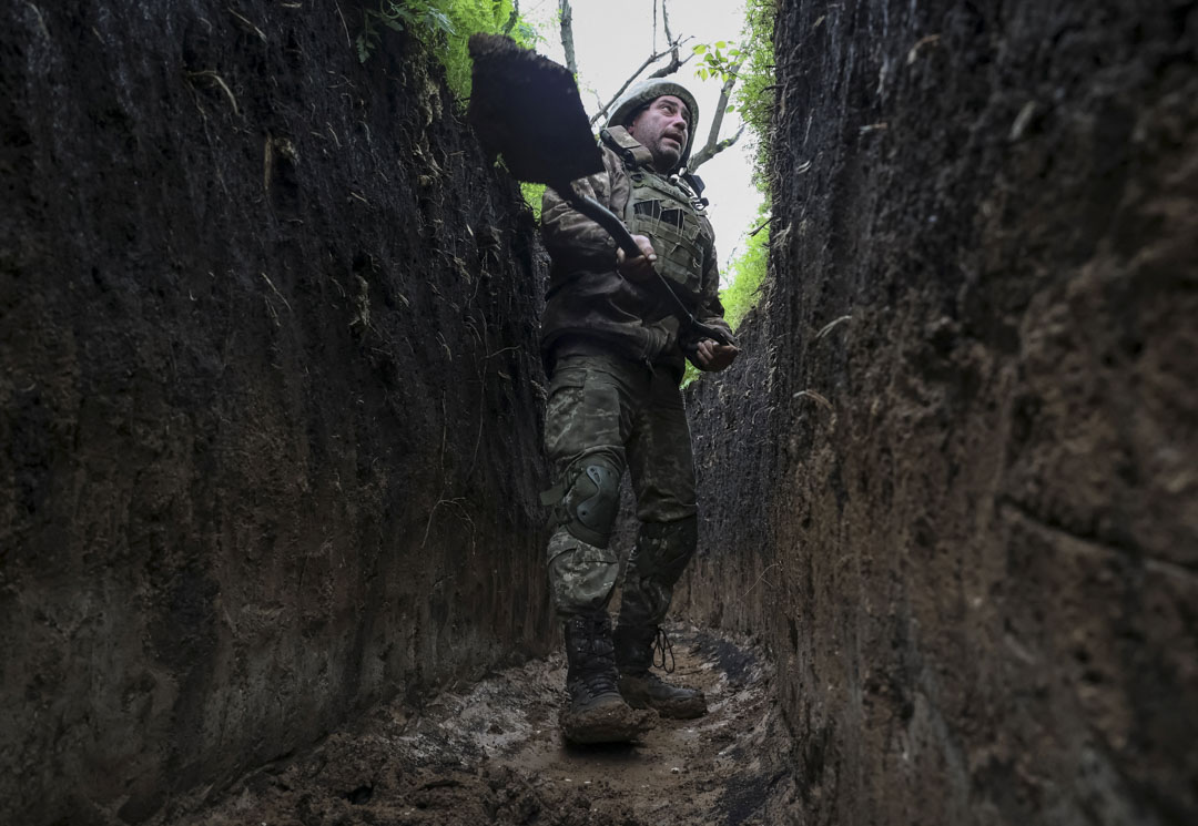 2023年4月28日，烏克蘭頓涅茨克地區，一名 44 歲的烏克蘭軍人 Oleksandr 在前線清理戰壕底部的泥漿，這是俄羅斯對烏克蘭的襲擊。攝：Sofiia Gatilova/Reuters/達志影像