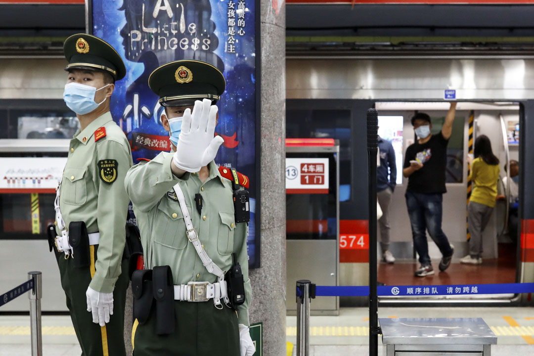 2020年5月19日，北京一名警察在地铁 1 号线车站维持秩序。摄：Thomas Peter/Reuters/达志影像