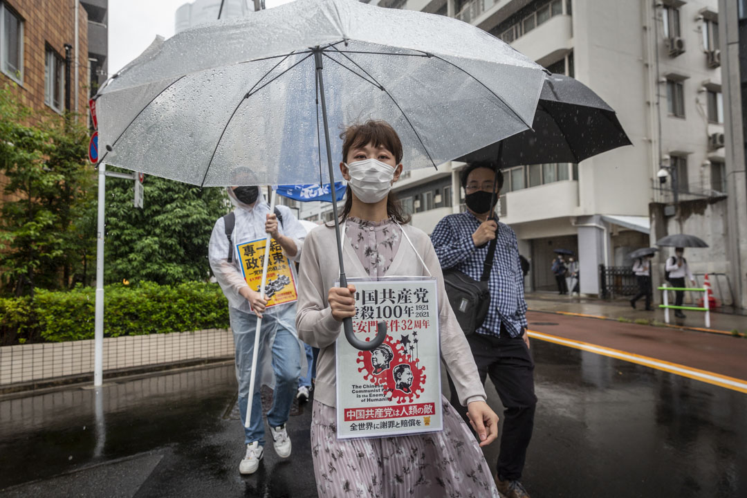 2021年6月4日，日本东京，有示威者于天安门事件32周年时游行到中国大使馆。摄：Yuichi Yamazaki/Getty Images